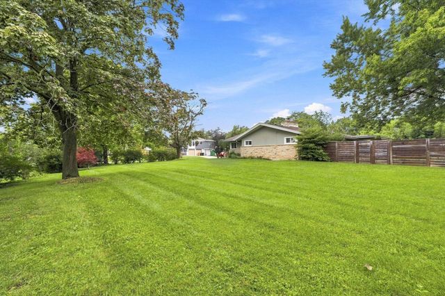 9210 N Pelham PARKWAY, Bayside, WI 53217