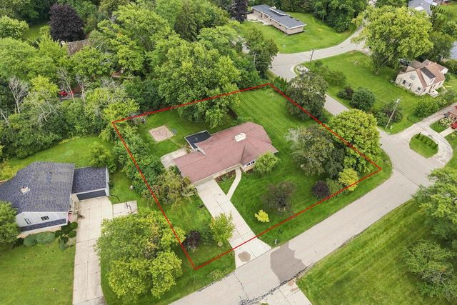 9210 N Pelham PARKWAY, Bayside, WI 53217
