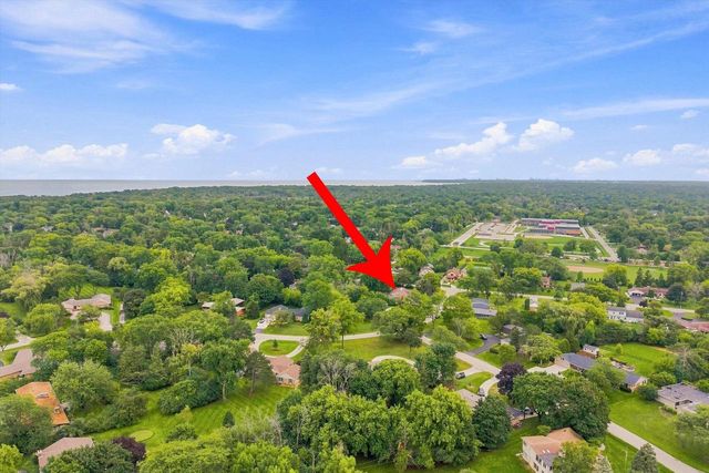 9210 N Pelham PARKWAY, Bayside, WI 53217