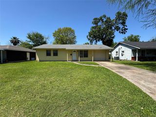 705 N 12th Street, La Porte, TX 77571