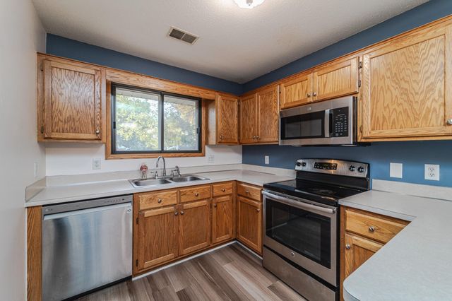 7656 13th Street N, Oakdale, MN 55128