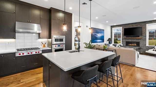 8 Augusta Way, River Vale, NJ 07675