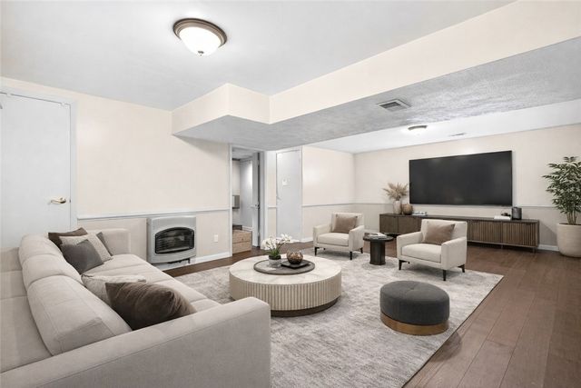 112 Kollar Dr, Liberty Boro, PA 15133