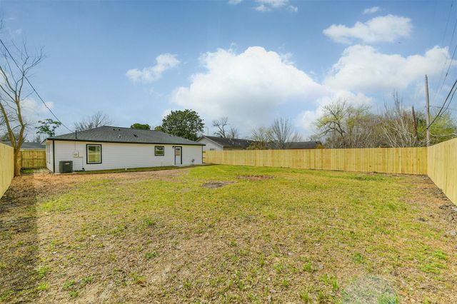 5527 Lakefield Drive, Houston, TX 77033