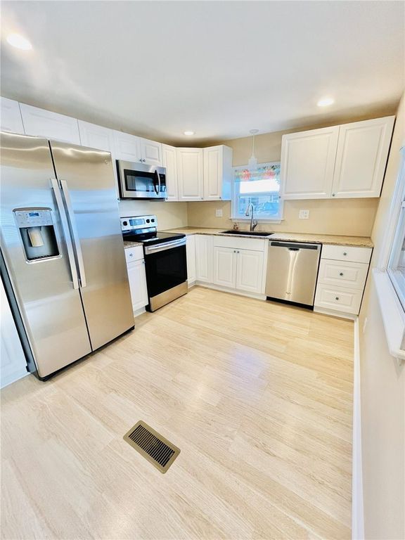 Image 6 of property listing at 6506 NEBRASKA STREET, Bradenton, FL 34207