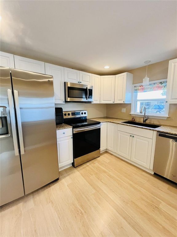 Image 10 of property listing at 6506 NEBRASKA STREET, Bradenton, FL 34207