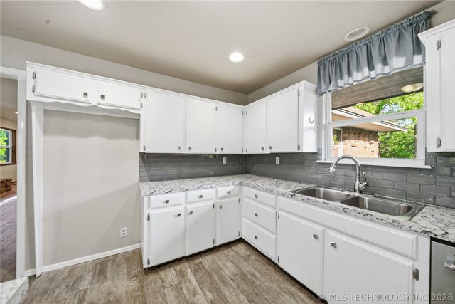 971 Wood Lake Drive, Sand Springs, OK 74063