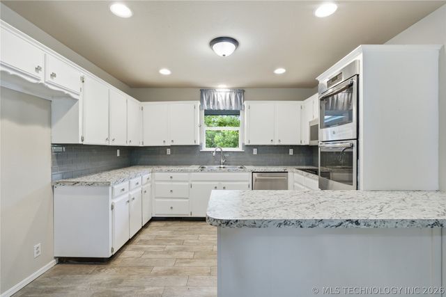 971 Wood Lake Drive, Sand Springs, OK 74063