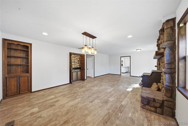 971 Wood Lake Drive, Sand Springs, OK 74063