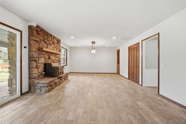 971 Wood Lake Drive, Sand Springs, OK 74063