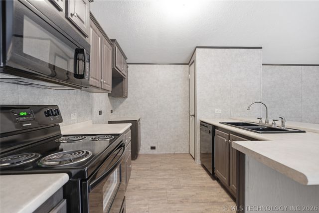 971 Wood Lake Drive, Sand Springs, OK 74063