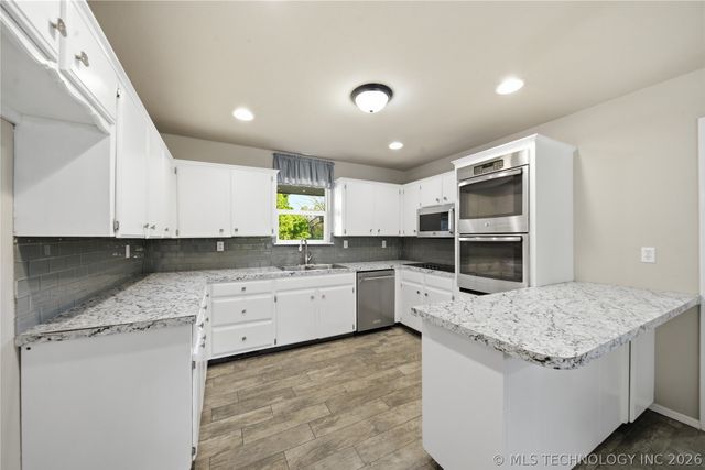 971 Wood Lake Drive, Sand Springs, OK 74063