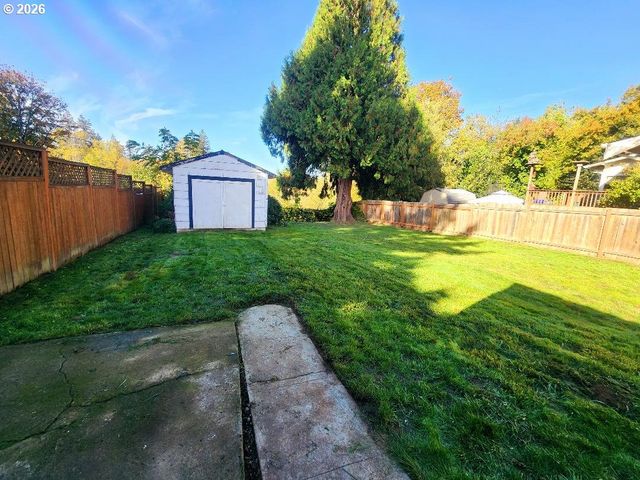 415 Se ROBERTS Ave, Gresham, OR 97080