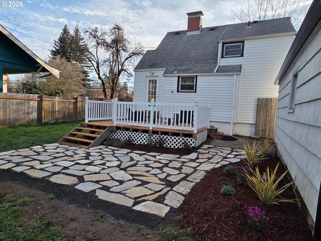 415 Se ROBERTS Ave, Gresham, OR 97080