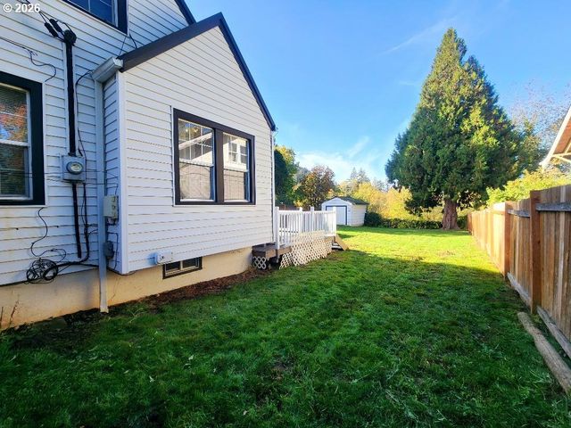 415 Se ROBERTS Ave, Gresham, OR 97080