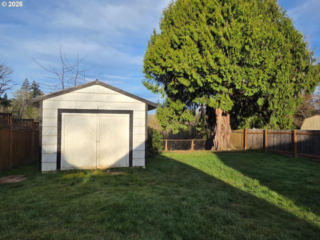 415 Se ROBERTS Ave, Gresham, OR 97080