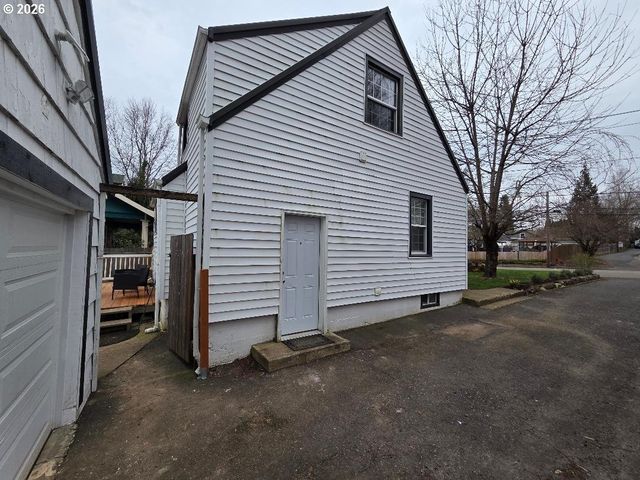 415 Se ROBERTS Ave, Gresham, OR 97080