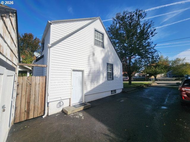 415 Se ROBERTS Ave, Gresham, OR 97080