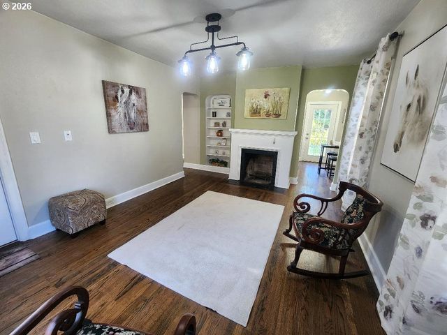 415 Se ROBERTS Ave, Gresham, OR 97080