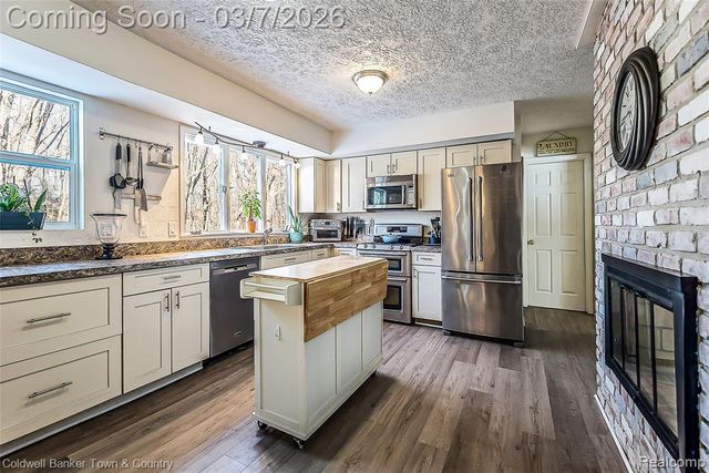 1890 Hidden Valley Road, Howell, MI 48843