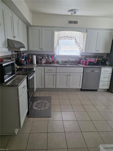 5925 Blackpoole LN, Virginia Beach, VA 23462