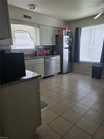 5925 Blackpoole LN, Virginia Beach, VA 23462