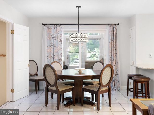 15 W CHAPEL HILL DR, Newark, DE 19711
