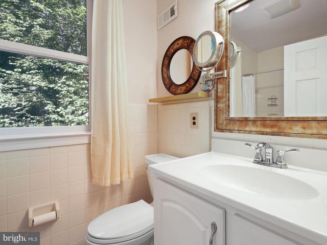 15 W CHAPEL HILL DR, Newark, DE 19711