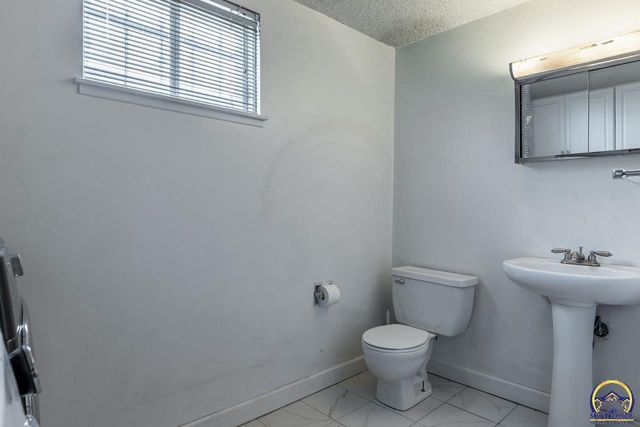 4800 SW Cochise AVE, Topeka, KS 66614