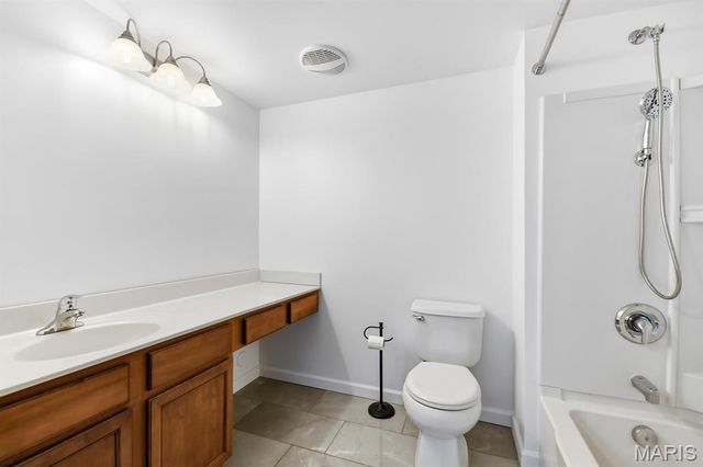 9755 Newham Drive 10D, St Louis, MO 63123