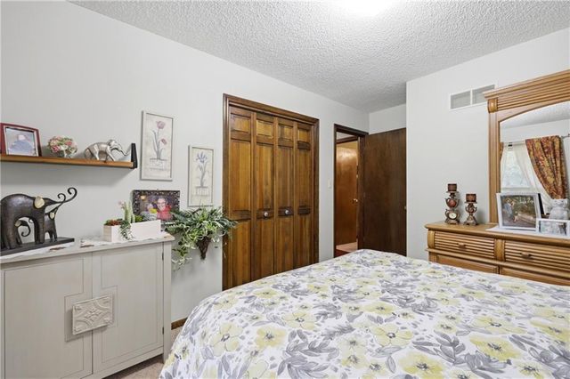 4680 N OLIVE Street, Kansas City, MO 64116