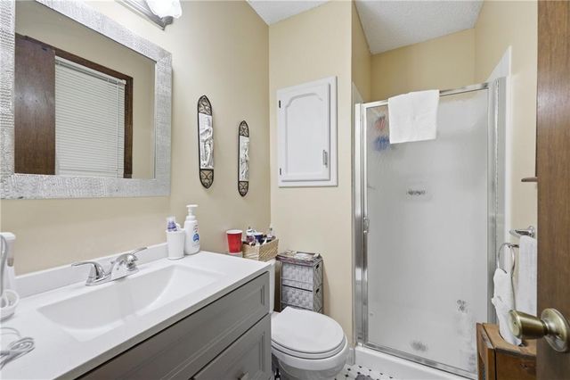 4680 N OLIVE Street, Kansas City, MO 64116