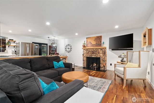 350 E Mountain View Drive, Allyn, WA 98524