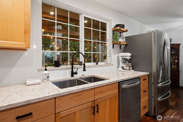 350 E Mountain View Drive, Allyn, WA 98524