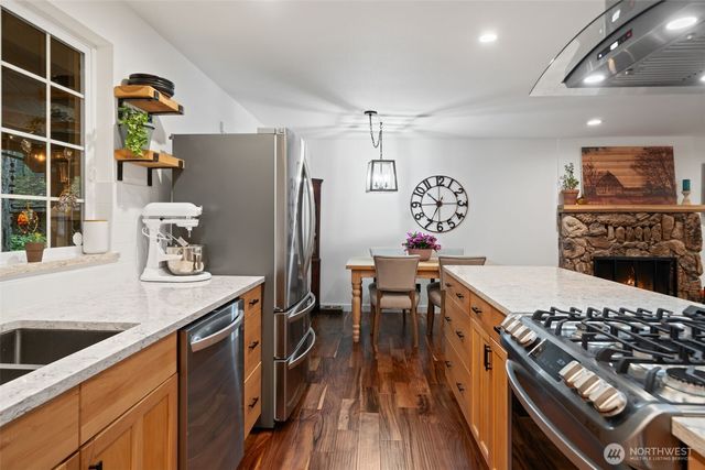 350 E Mountain View Drive, Allyn, WA 98524