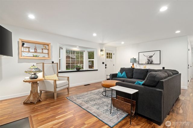 350 E Mountain View Drive, Allyn, WA 98524