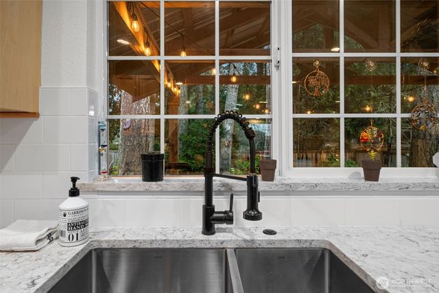 350 E Mountain View Drive, Allyn, WA 98524