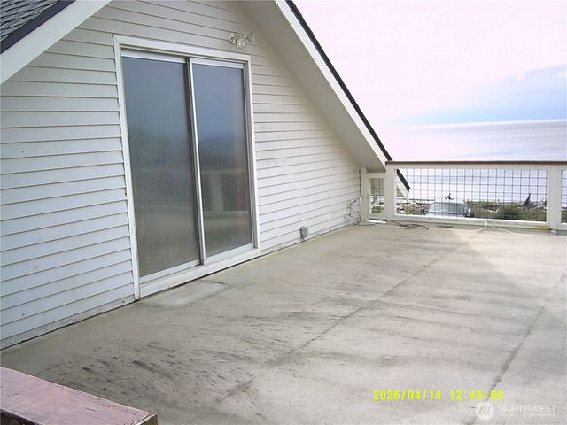 562 Pebble Beach Drive, Oak Harbor, WA 98239