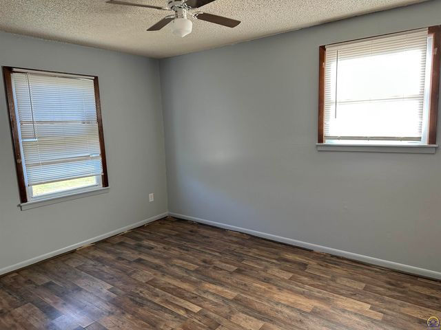 731 N Franklin St, Auburn, KS 66402