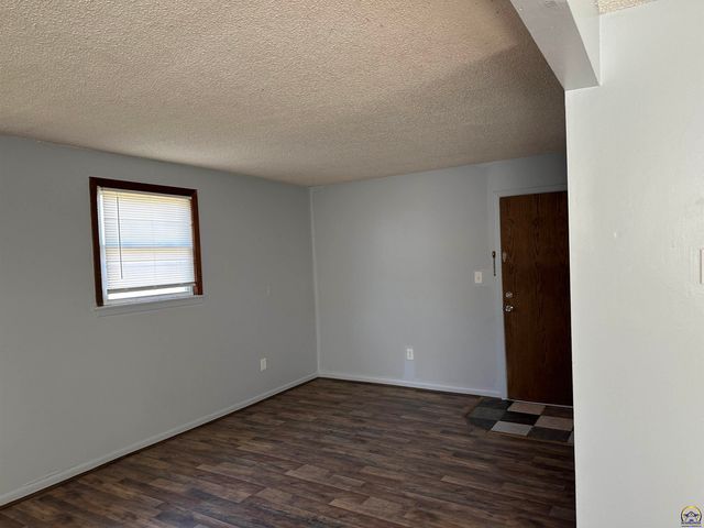 731 N Franklin St, Auburn, KS 66402