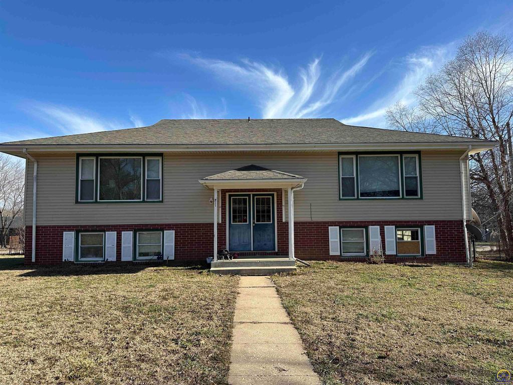731 N Franklin St, Auburn, KS 66402