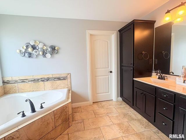 6210 W Clairemont Court, Edwards, IL 61528