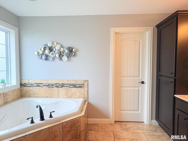 6210 W Clairemont Court, Edwards, IL 61528