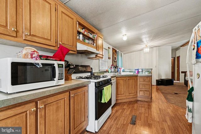 8 MADGE DR, Lancaster, PA 17603