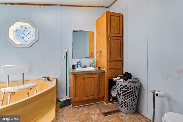 8 MADGE DR, Lancaster, PA 17603