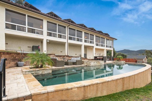 29509 Hoxie Ranch Rd, Vista, CA 92084