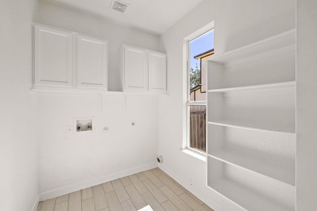 105 Edison DR, Hutto, TX 78634