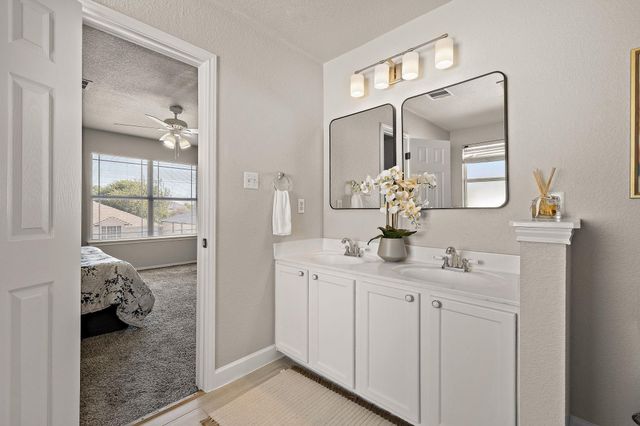 105 Edison DR, Hutto, TX 78634