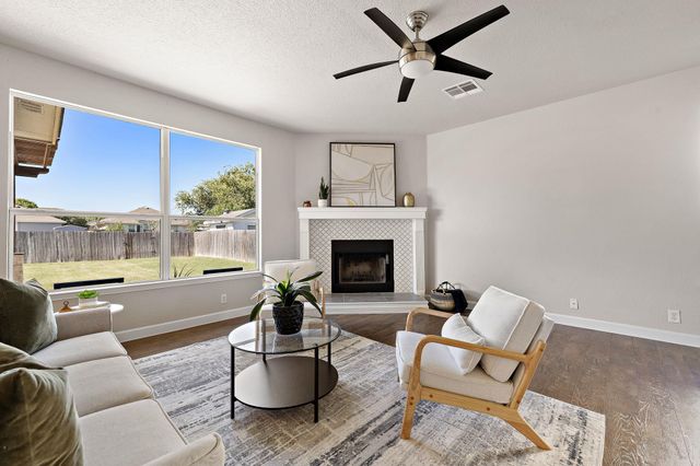 105 Edison DR, Hutto, TX 78634