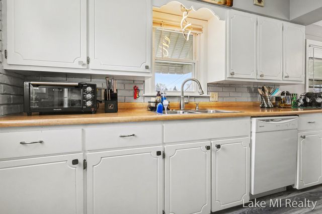 2884 Meyer Avenue SW, Wyoming, MI 49519